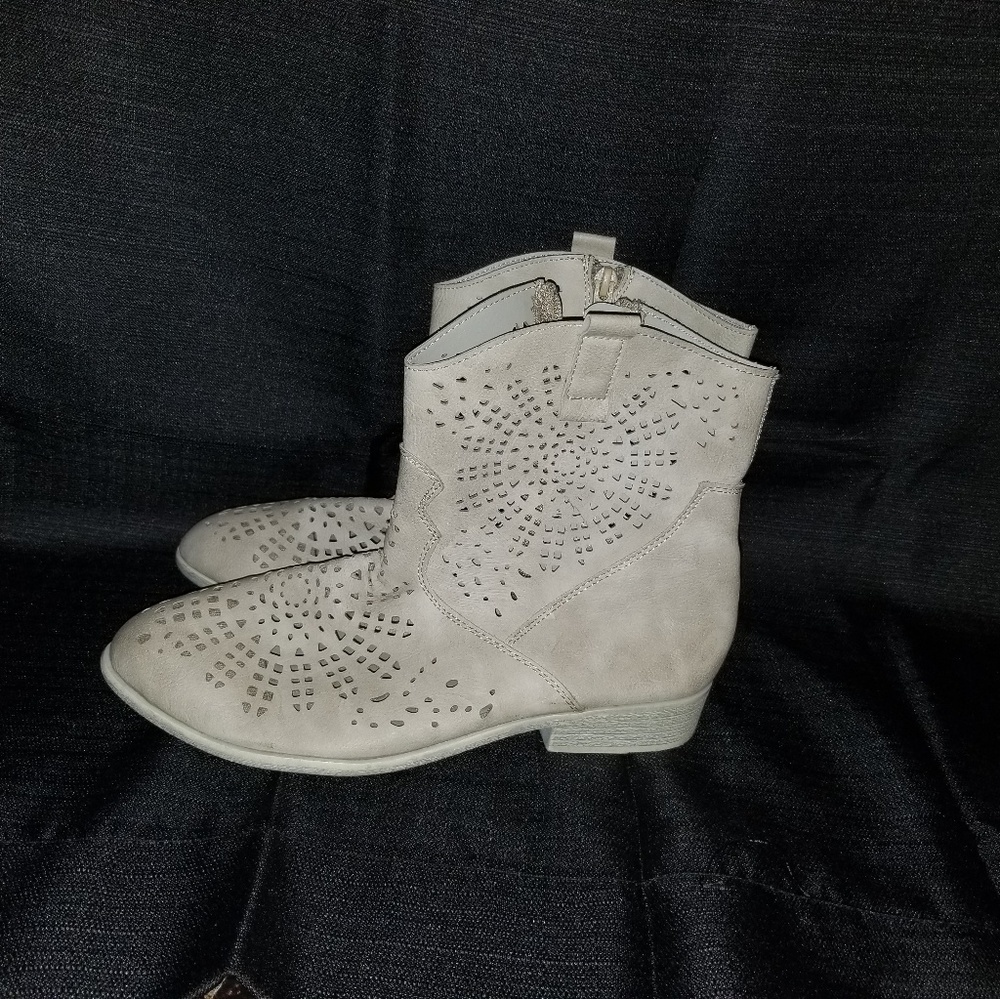 Stevies booties size 9